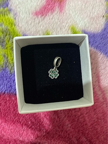 Yonca sallantılı charm