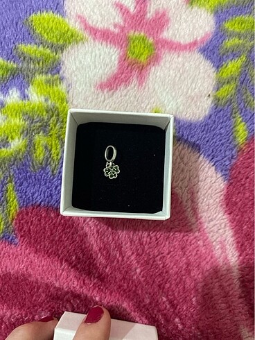  Beden Yonca sallantılı charm