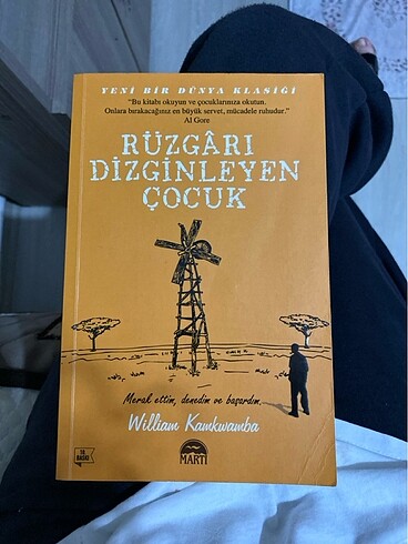 Rüzgarı dinleyen çocuk