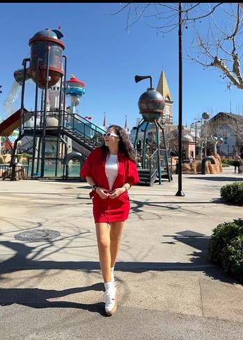 Kırmızı Parlak Mini Etek ve fermuarlı sweatshirt - Görsel 2