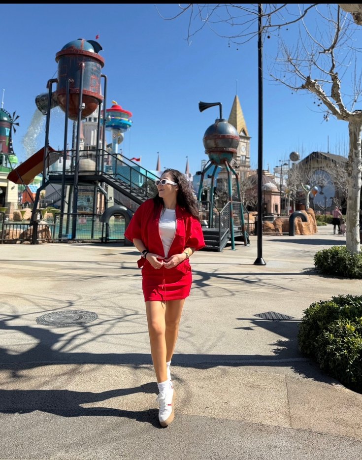 Kırmızı Parlak Mini Etek ve fermuarlı sweatshirt - Görsel 2