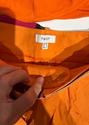 Kadın Turuncu Kemerli Mini Bermuda Şort ve bluz - Görsel 2