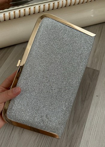 Gri Parlak Metal Kenarlı Kadın Clutch Çanta