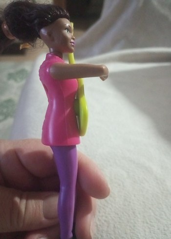 Renkli gitar çalan pembe oyuncak bebek - Görsel 4