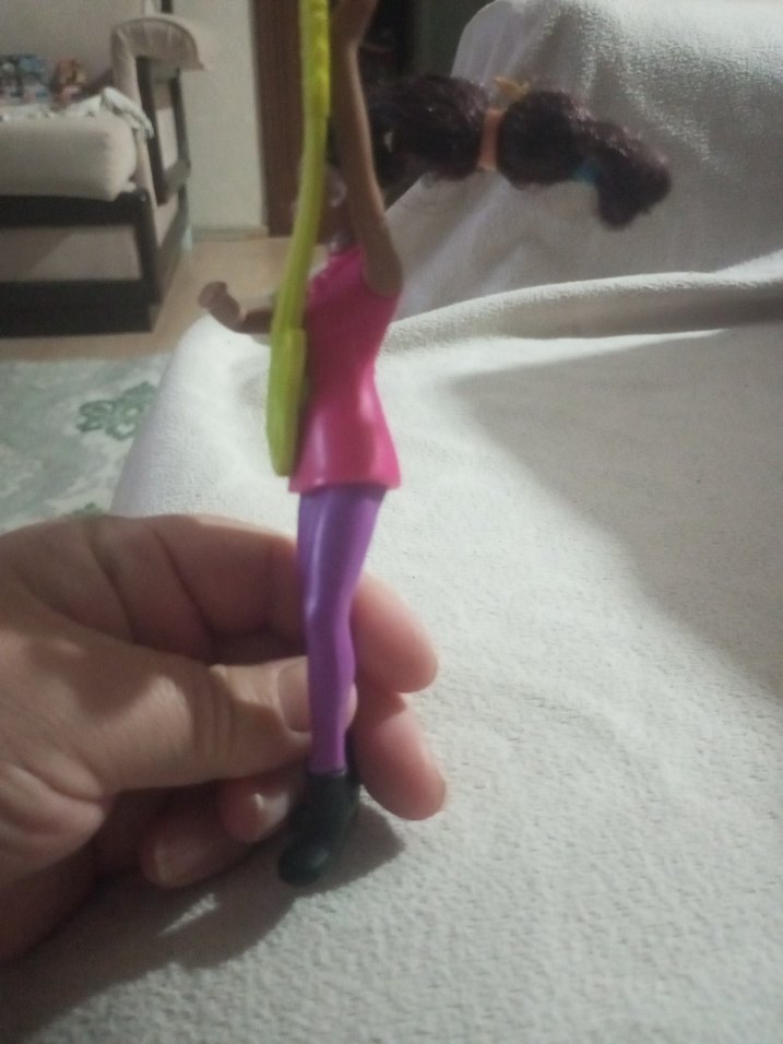 Renkli gitar çalan pembe oyuncak bebek - Görsel 2