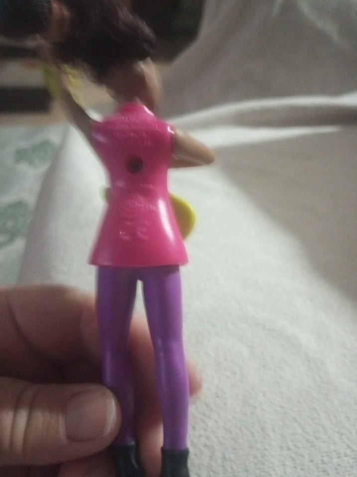 Renkli gitar çalan pembe oyuncak bebek - Görsel 3