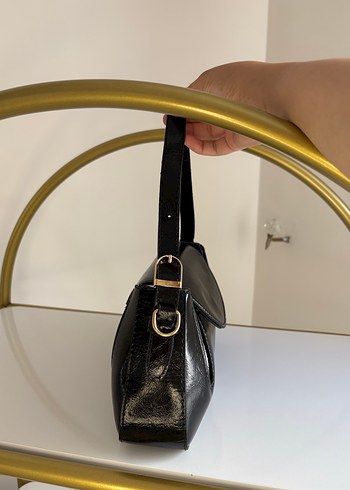 Zara Siyah Deri Tokalı Kadın Çanta