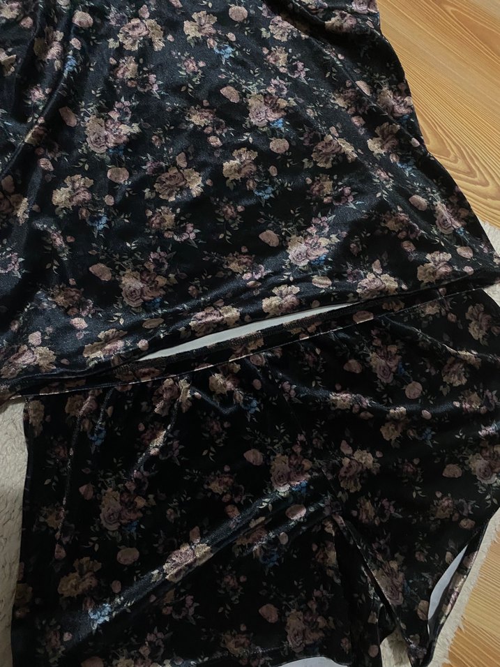 Kadife Kumaş Çiçek Desenli Siyah Mini Kadın Pijama Takımı - Görsel 3