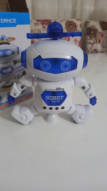 Dans eden ışıklı robot