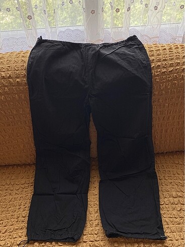 kadını siyah paraşüt pantolon
