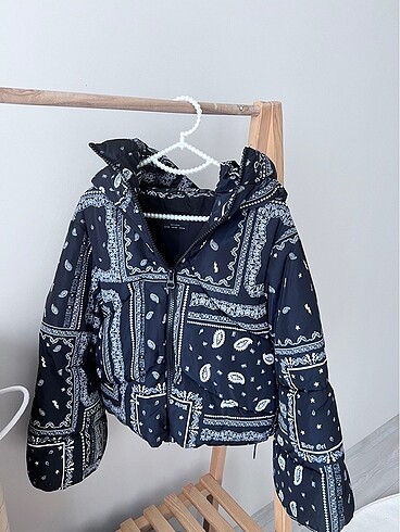 xs Beden siyah Renk Bershka şişme mont