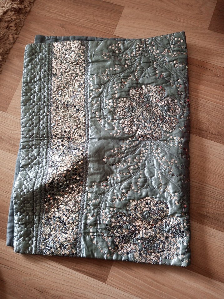 İşlemeli Parlak Gri Yatak Örtüsü - Görsel 4