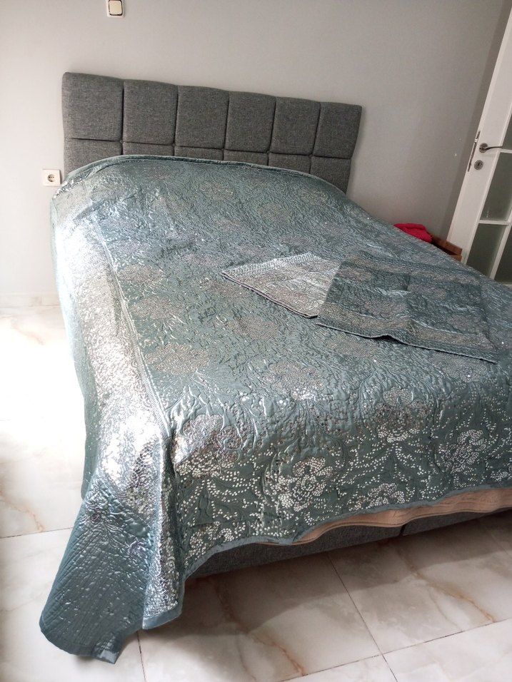 İşlemeli Parlak Gri Yatak Örtüsü - Görsel 2