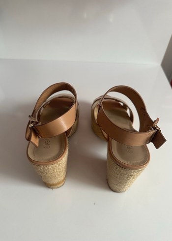 Bej Deri Dolgu Topuklu Sandalet - Görsel 3