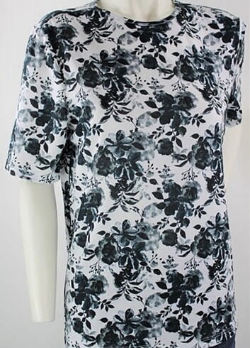Çiçek desenli t-shirt 