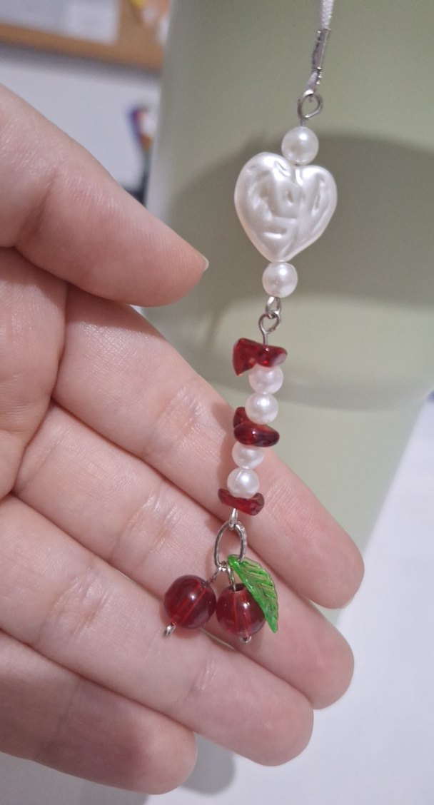 Kirazlı Beyaz Nakışlı Kadın Charm - Görsel 3