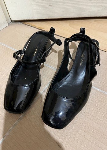 Tokalı Siyah Rugan Stiletto Kadın Ayakkabı