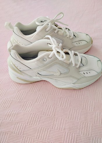 Nike Beyaz Bağcıklı Kadın Spor Ayakkabısı