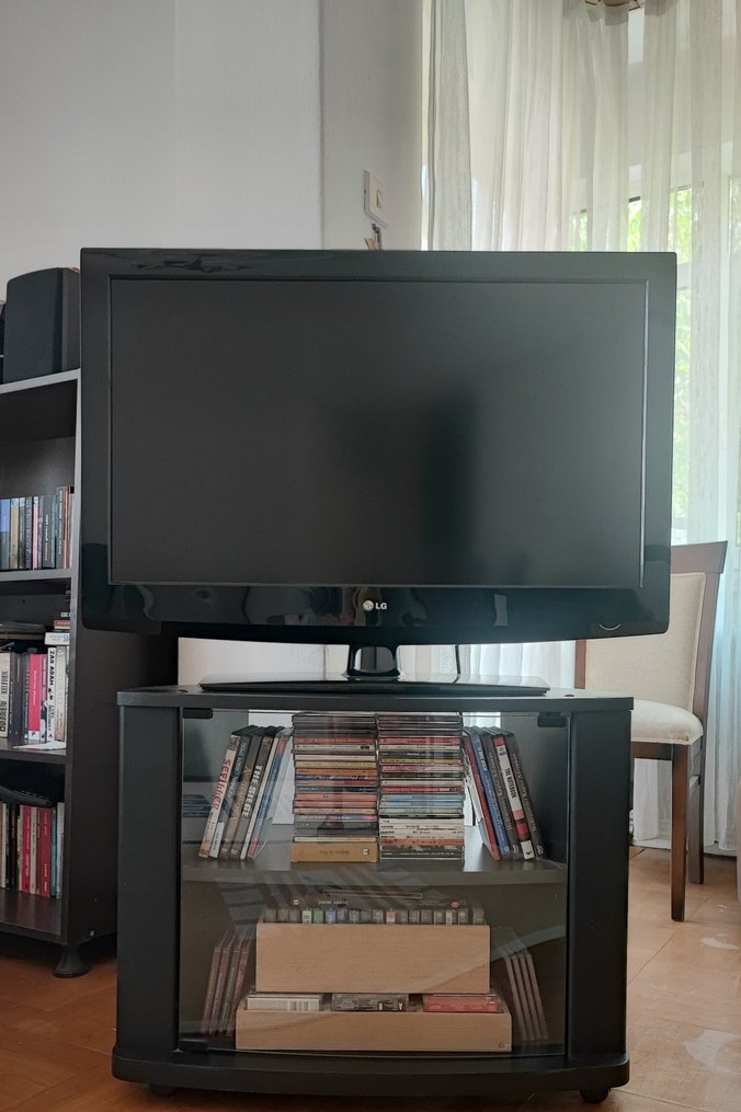 LG 37" TV - Model: 37LF2500 - Görsel 2