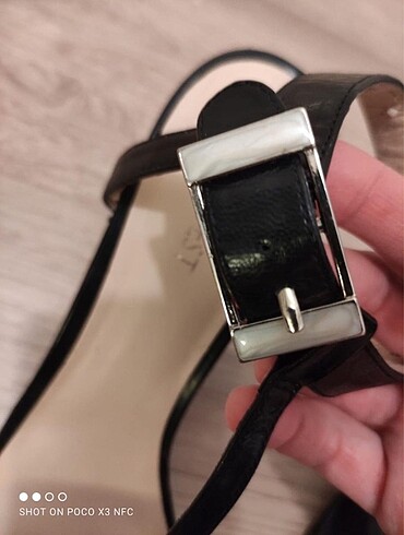 40 Beden siyah Renk Ninewest fildişi detaylı topuklu sandalet