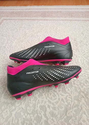 40 Beden Pembe Siyah Baskılı Erkek Futbol Ayakkabısı