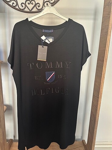 Tommy Siyah Elbiise