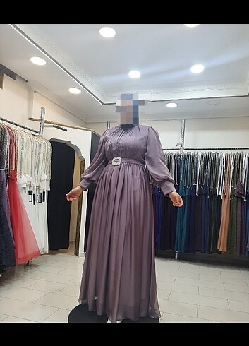 Lila tesettür taşlı elbise 46 ve 48 beden ile uyumludur. 170 boy