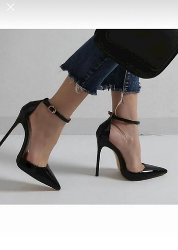 Siyah Parlak Kemerli Stiletto
