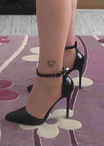 36 Beden Siyah Parlak Kemerli Stiletto