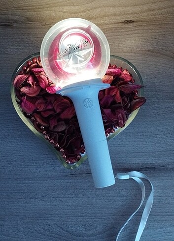  Beden Orijinal Stray Kids Lightstick Acil satılık ilan?