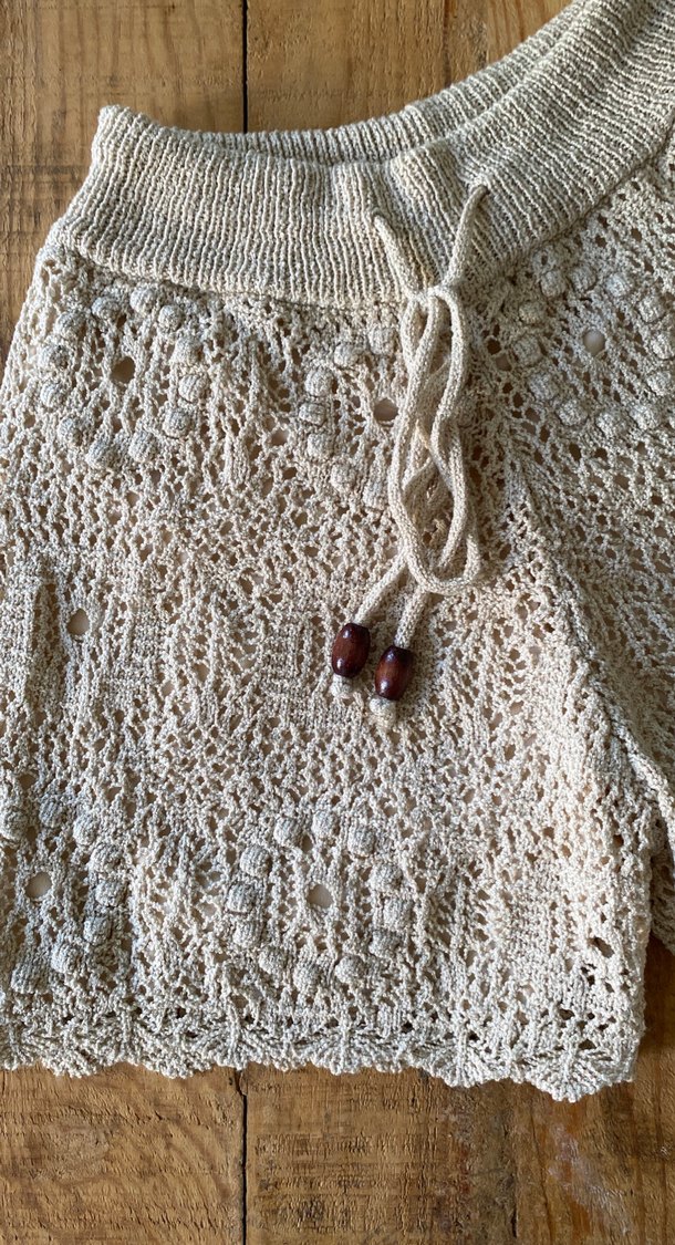 Bej Nakışlı Örgü Mini Şort - Görsel 2