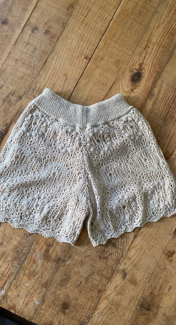 Bej Nakışlı Örgü Mini Şort - Görsel 3