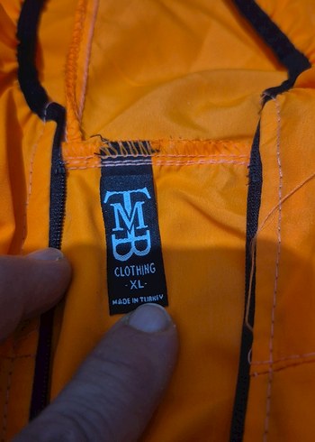 Turuncu Kapüşonlu  Yağmurluk - Görsel 3