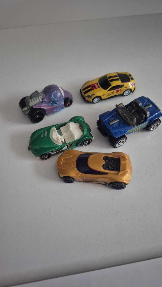 Çeşitli Renklerde 5 Oyuncak Araba - Görsel 2