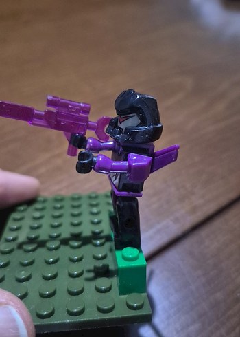Mor ve Siyah Lego Figürü - Görsel 2