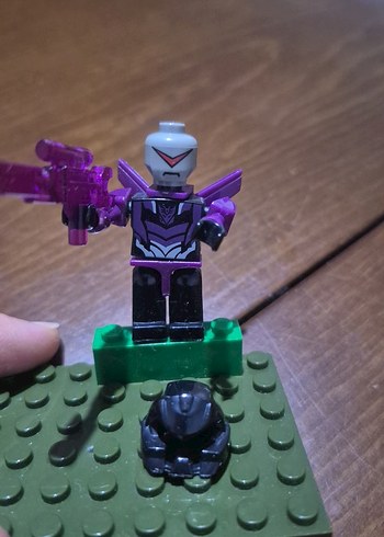 Mor ve Siyah Lego Figürü - Görsel 4