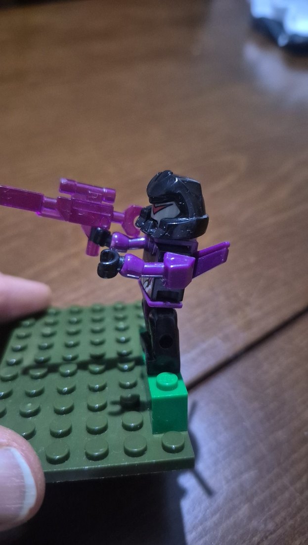 Mor ve Siyah Lego Figürü - Görsel 2