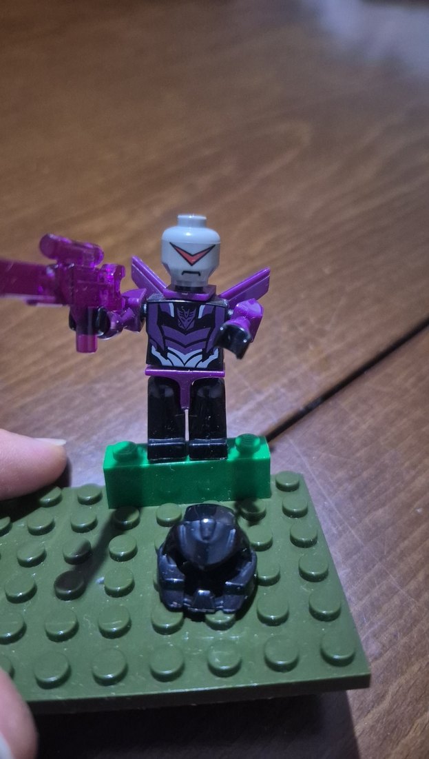 Mor ve Siyah Lego Figürü - Görsel 4