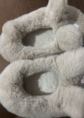 Kız Çocuk Gri Nakışlı Kürklü Ev Terliği - Görsel 2