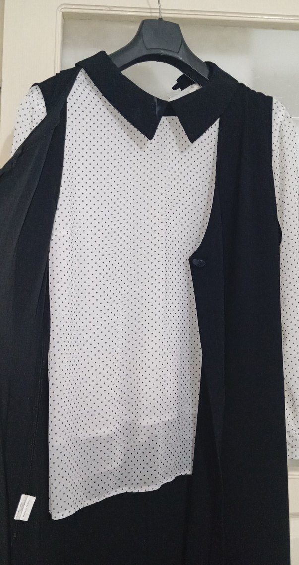 Siyah Uzun Kolsuz Ceket ve Beyaz Puantiyeli Gömlek - Görsel 2