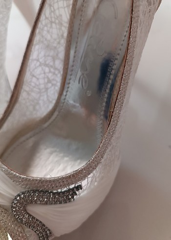 Diger Beyaz Yılan Desenli Zincir Detaylı Stiletto