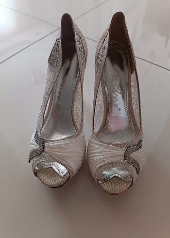 37 Beden Diger Beyaz Yılan Desenli Zincir Detaylı Stiletto