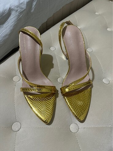 Gold topuklu ayakkabı