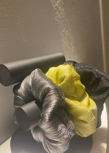 Sarı ve Gri İpek Görünümlü Lastik Toka - Görsel 2