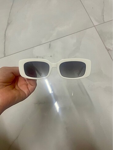 Beyaz güneş gözlüğü