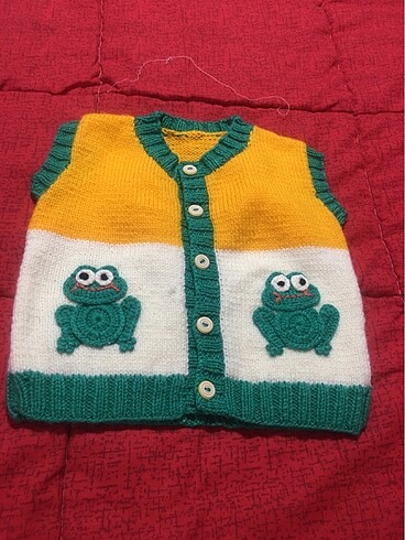Kurbağa figürlü bebek yeleği örme