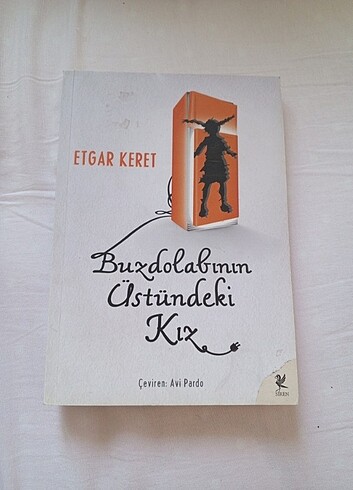 Buzdolabının üstündeki kız
