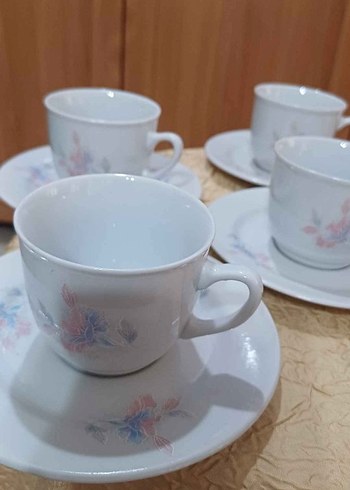 Beyaz ve Pastel Çiçek Desenli Porselen Fincan Takımı - Görsel 4