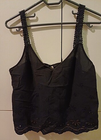 Stradivarius siyah dantelli askılı crop