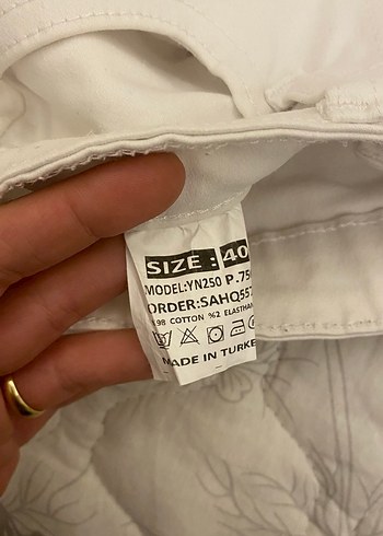 Yanları Çizgili Beyaz Midi Kot Pantolon - Görsel 3